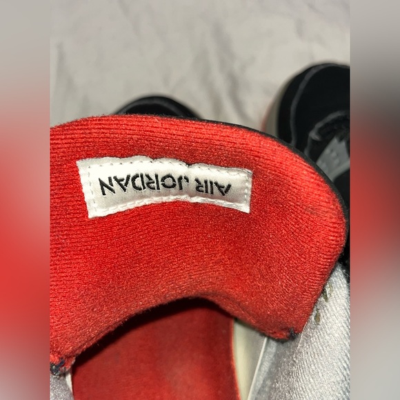 Air Jordan 4 Bred 2019 - Picture 6 of 16